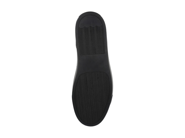 Tenis casuales marca GUESS en color negro con suela plana y detalles de logo grabados en el lateral.