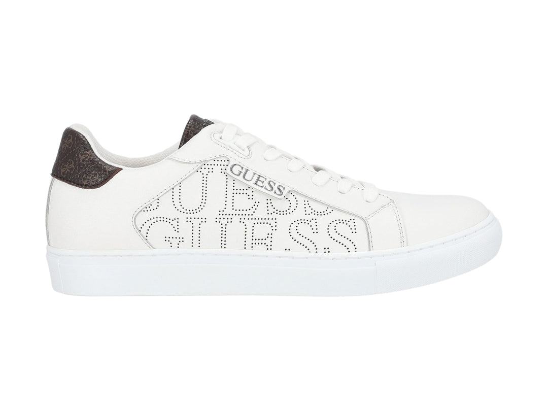 Tenis blancos de la marca Guess con detalles en color café en el talón y diseño perforado en el lateral.