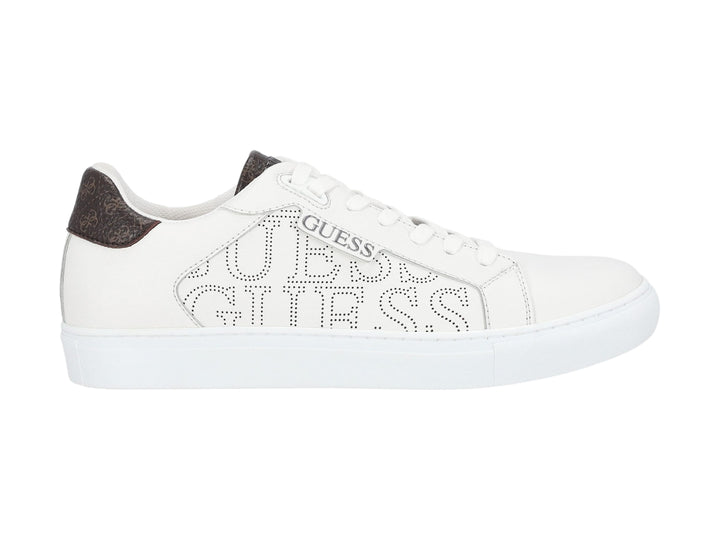 Tenis blancos de la marca Guess con detalles en color café en el talón y diseño perforado en el lateral.