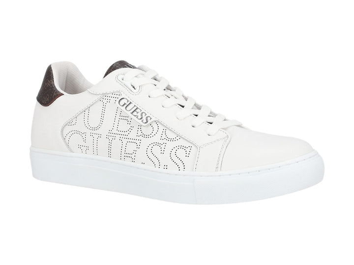 Tenis blancos de la marca Guess con detalles en color café en el talón y diseño perforado en el lateral.