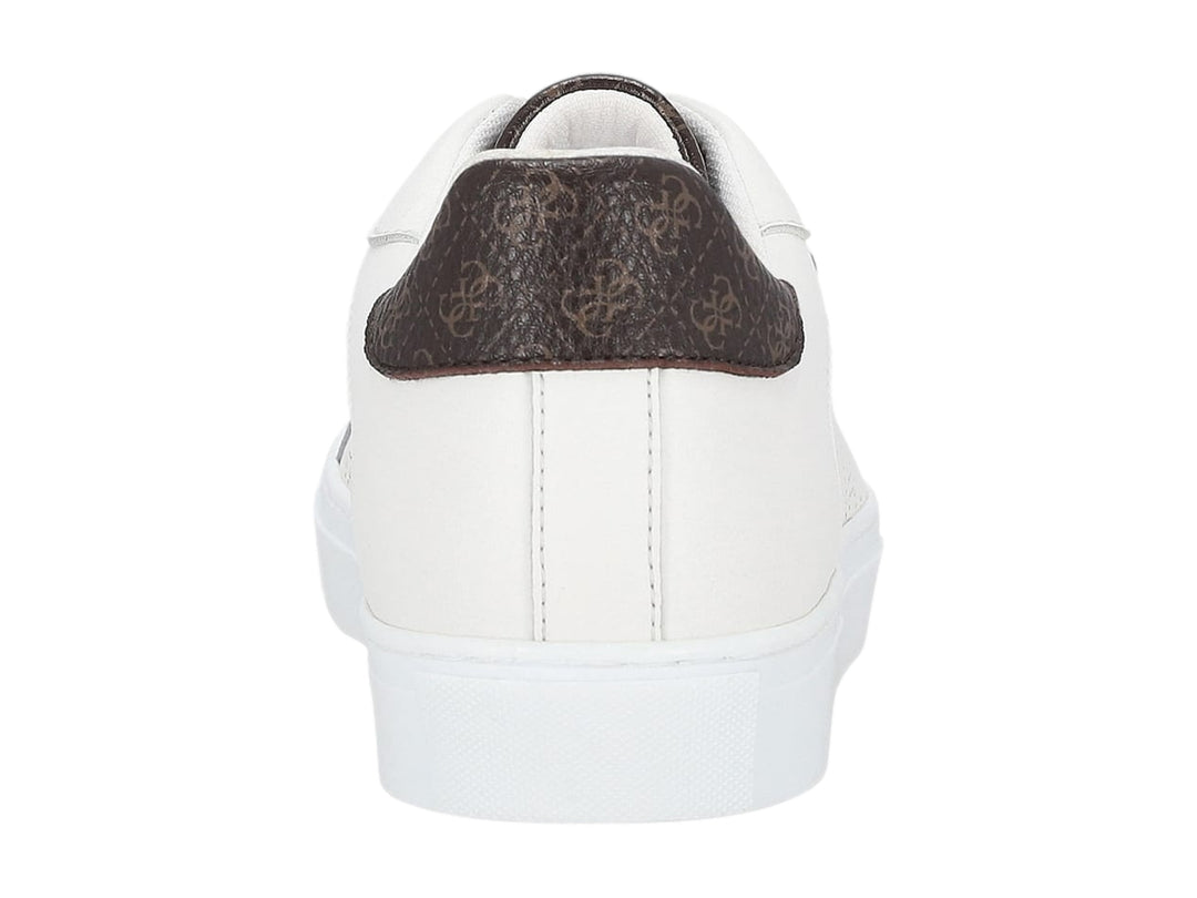 Tenis blancos de la marca Guess con detalles en color café en el talón y diseño perforado en el lateral.
