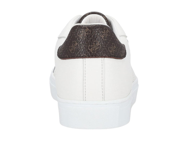 Tenis blancos de la marca Guess con detalles en color café en el talón y diseño perforado en el lateral.
