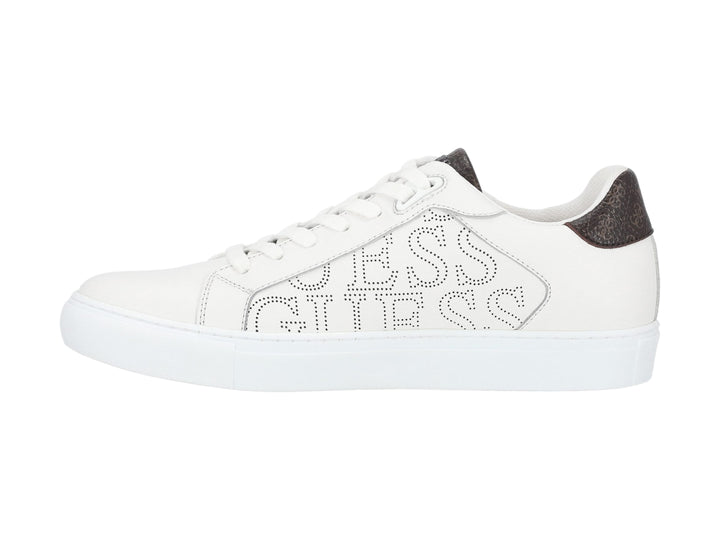 Tenis blancos de la marca Guess con detalles en color café en el talón y diseño perforado en el lateral.