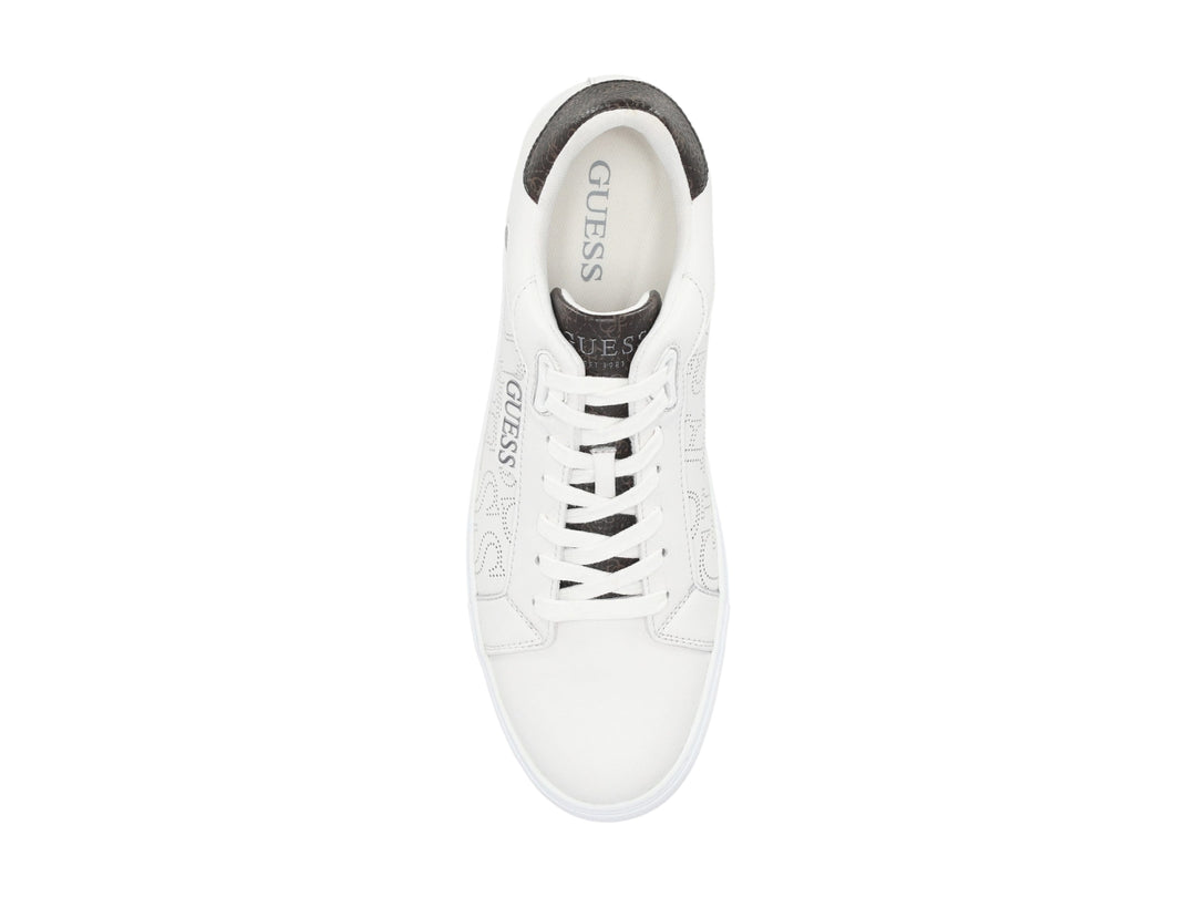 Tenis blancos de la marca Guess con detalles en color café en el talón y diseño perforado en el lateral.