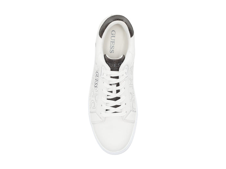Tenis blancos de la marca Guess con detalles en color café en el talón y diseño perforado en el lateral.