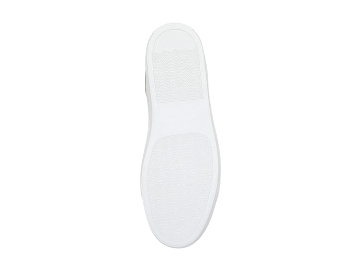 Tenis blancos de la marca Guess con detalles en color café en el talón y diseño perforado en el lateral.