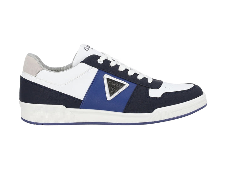 Tenis Guess en color blanco y azul marino con suela blanca y detalle gris en el talón.
