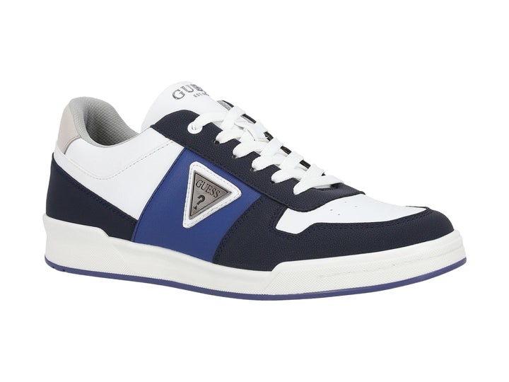 Tenis Guess en color blanco y azul marino con suela blanca y detalle gris en el talón.