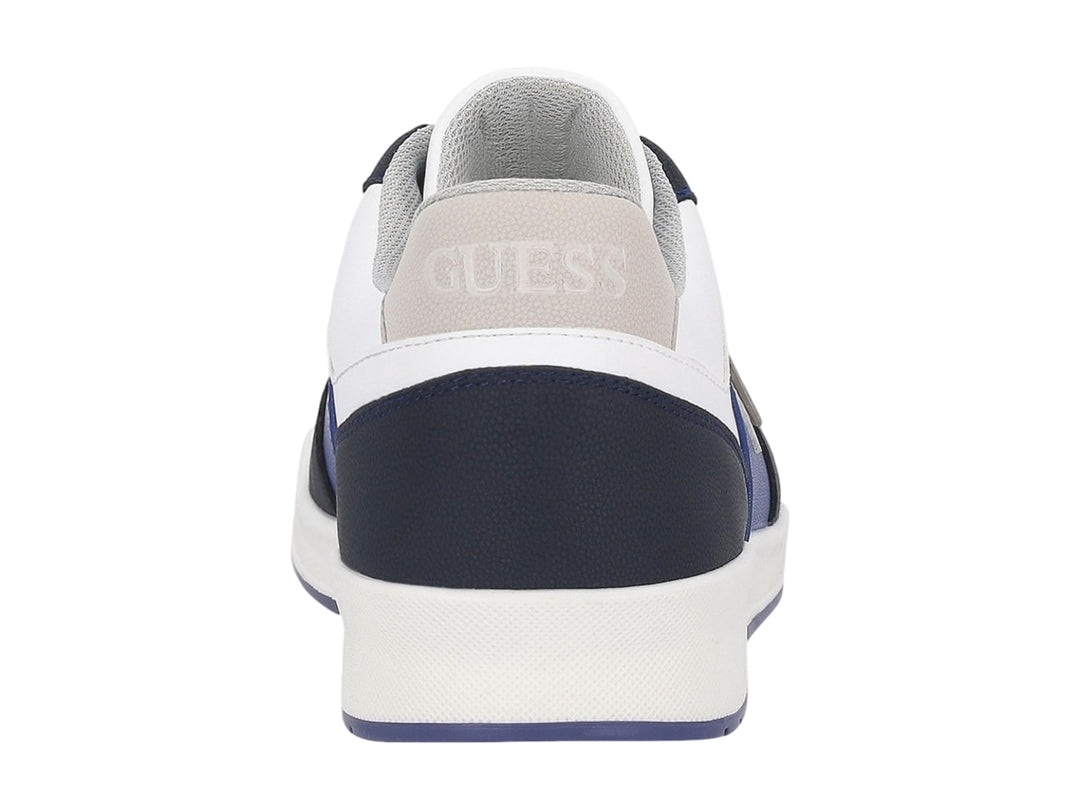Tenis Guess en color blanco y azul marino con suela blanca y detalle gris en el talón.