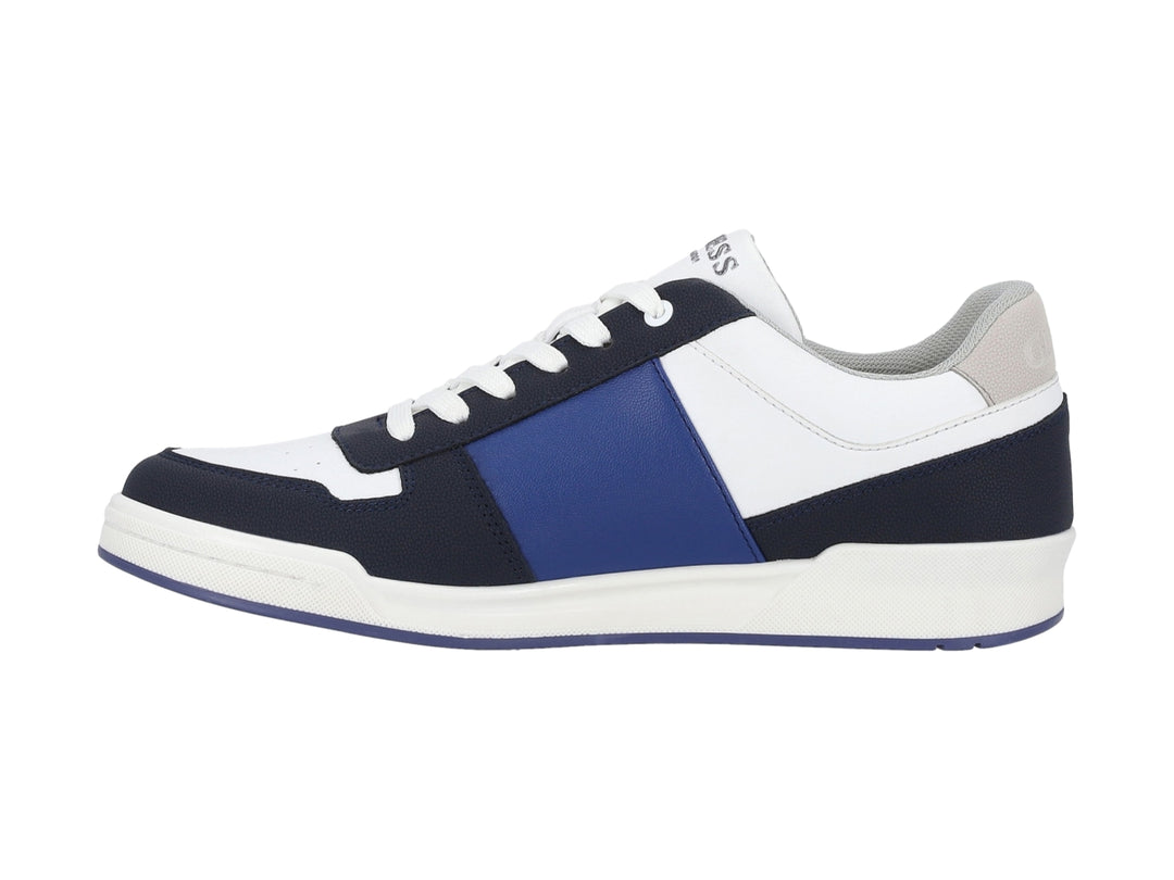 Tenis Guess en color blanco y azul marino con suela blanca y detalle gris en el talón.