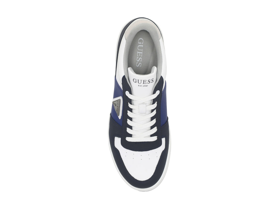 Tenis Guess en color blanco y azul marino con suela blanca y detalle gris en el talón.