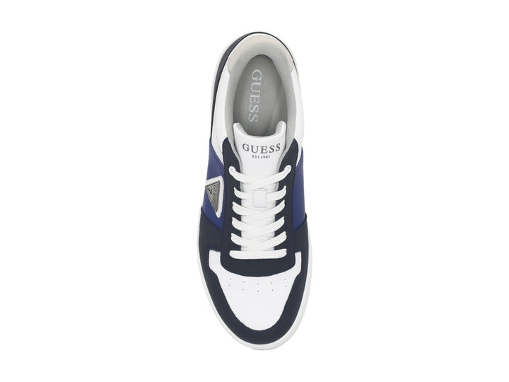 Tenis Guess en color blanco y azul marino con suela blanca y detalle gris en el talón.
