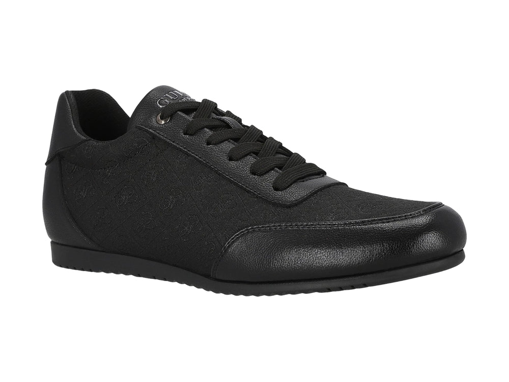 Tenis Guess modelo Tilode en color negro total con detalles de textura y cordones.