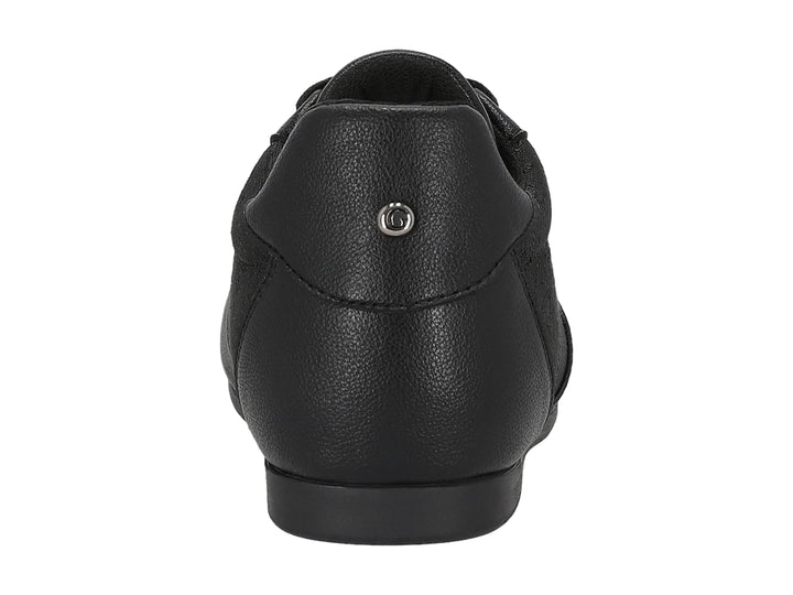 Tenis Guess modelo Tilode en color negro total con detalles de textura y cordones.