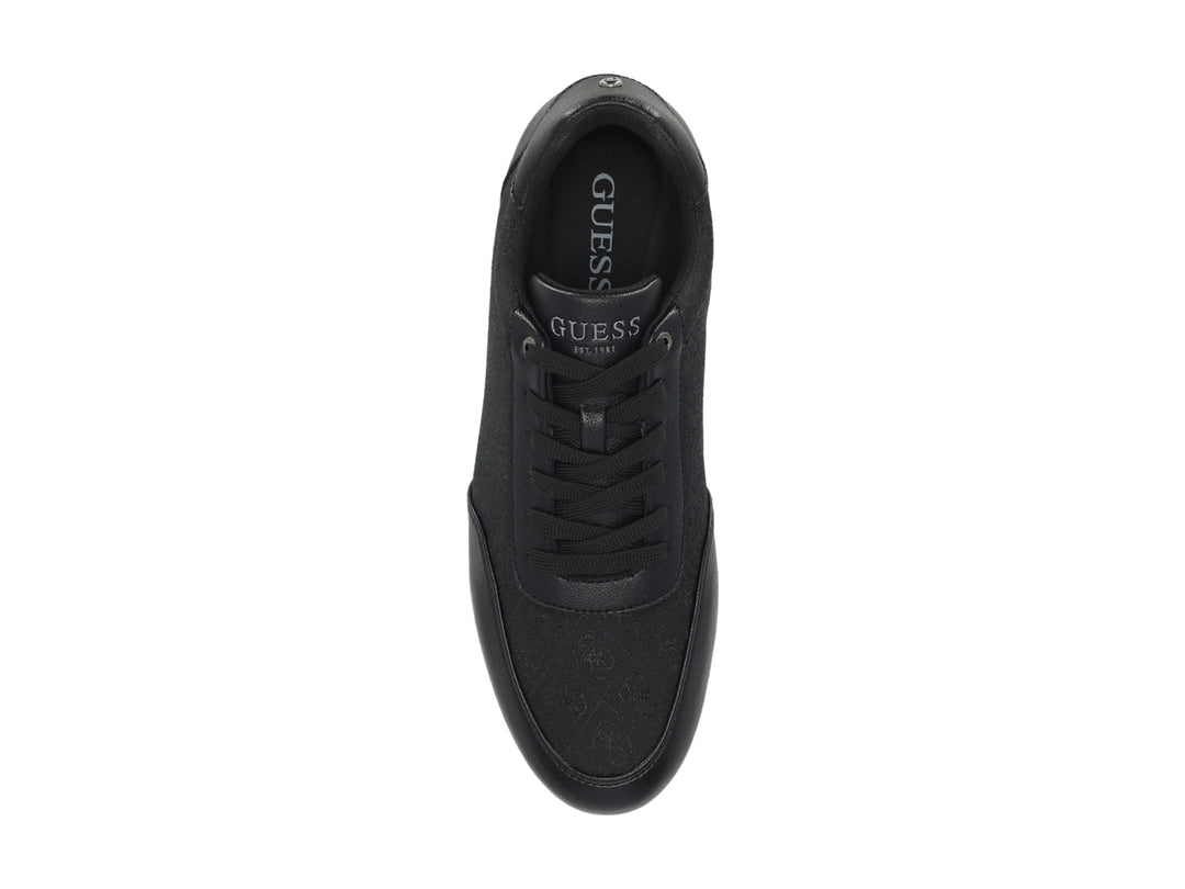 Tenis Guess modelo Tilode en color negro total con detalles de textura y cordones.