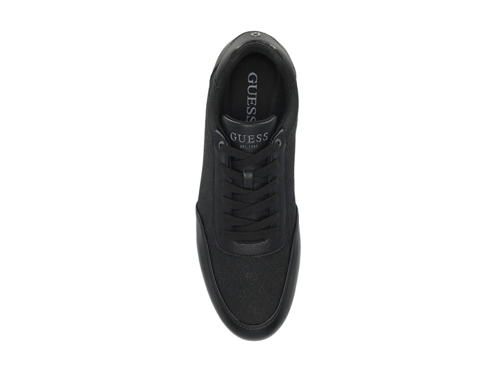 Tenis Guess modelo Tilode en color negro total con detalles de textura y cordones.