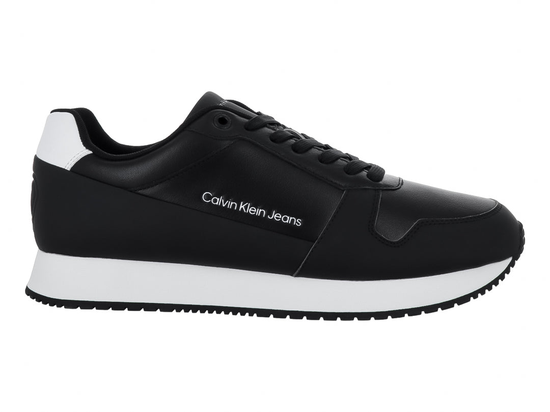 Tenis Calvin Klein color negro con suela blanca y detalles en el talón, estilo retro runner.