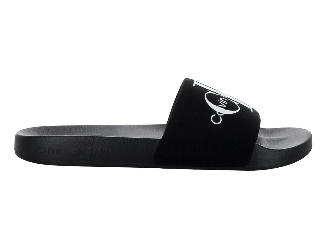 Sandalias slide negras de Calvin Klein con logotipo blanco en la banda superior.