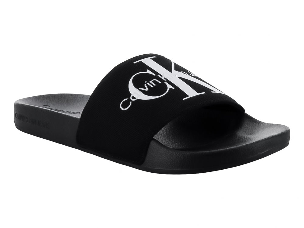 Sandalias slide negras de Calvin Klein con logotipo blanco en la banda superior.