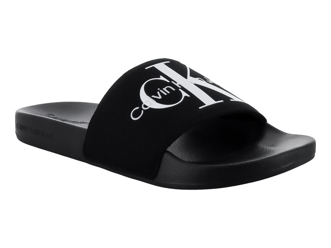 Sandalias slide negras de Calvin Klein con logotipo blanco en la banda superior.