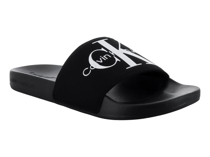 Sandalias slide negras de Calvin Klein con logotipo blanco en la banda superior.