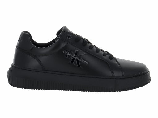 Tenis negros de cuero Calvin Klein con suela gruesa y logotipo en el lateral.