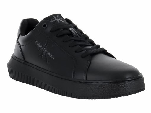 Tenis negros de cuero Calvin Klein con suela gruesa y logotipo en el lateral.