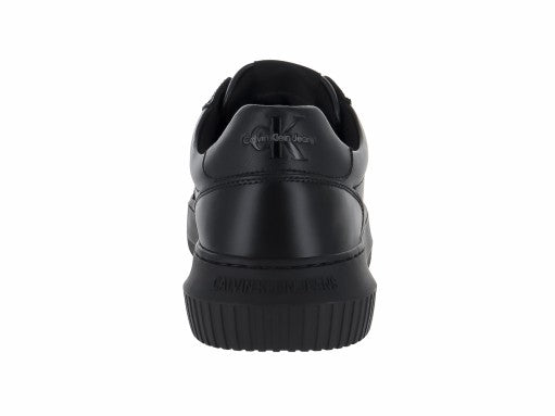 Tenis negros de cuero Calvin Klein con suela gruesa y logotipo en el lateral.