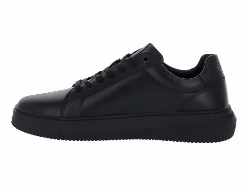 Tenis negros de cuero Calvin Klein con suela gruesa y logotipo en el lateral.
