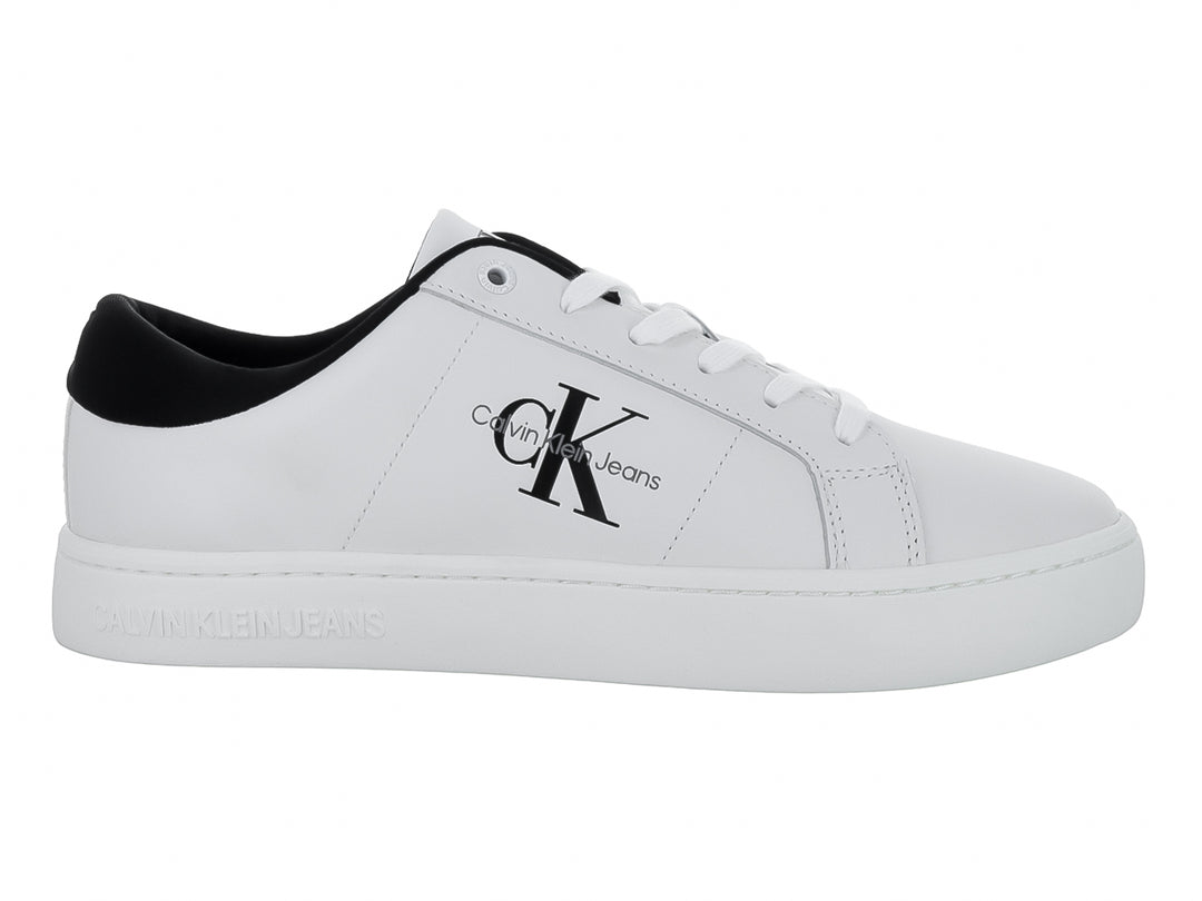 Tenis blancos Calvin Klein para hombre con detalle negro en el talón y logotipo lateral.