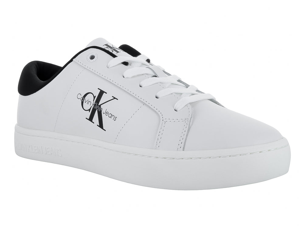 Tenis blancos Calvin Klein para hombre con detalle negro en el talón y logotipo lateral.
