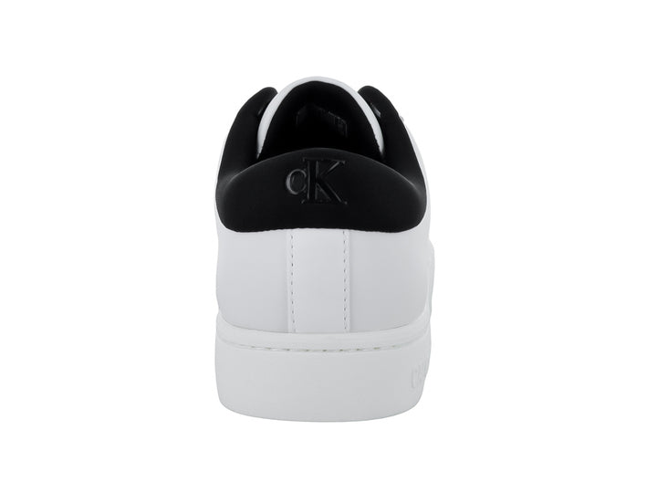 Tenis blancos Calvin Klein para hombre con detalle negro en el talón y logotipo lateral.