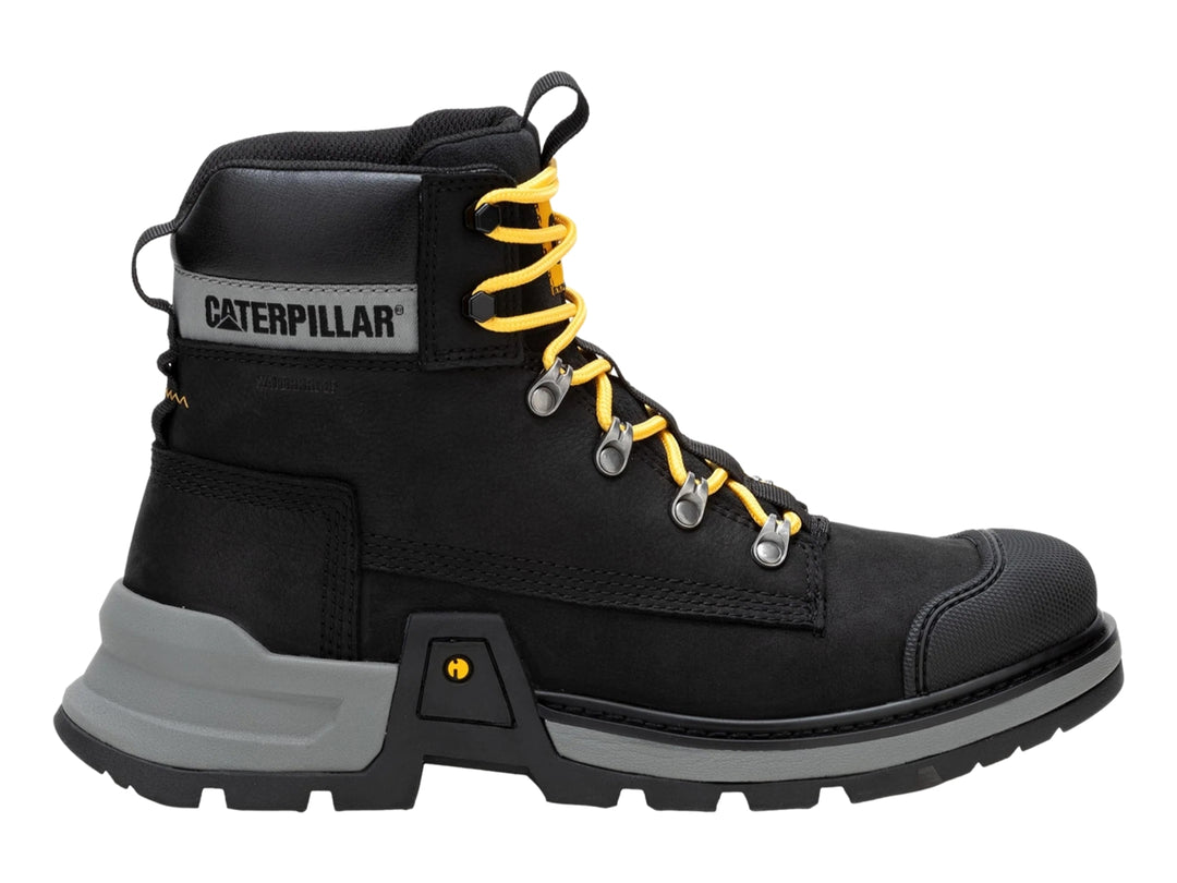 Bota Caterpillar de cuero color negro con suela gris y cordones amarillos.