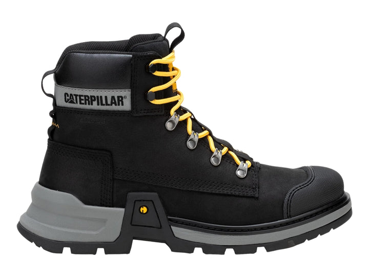 Bota Caterpillar de cuero color negro con suela gris y cordones amarillos.