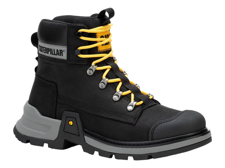Bota Caterpillar de cuero color negro con suela gris y cordones amarillos.