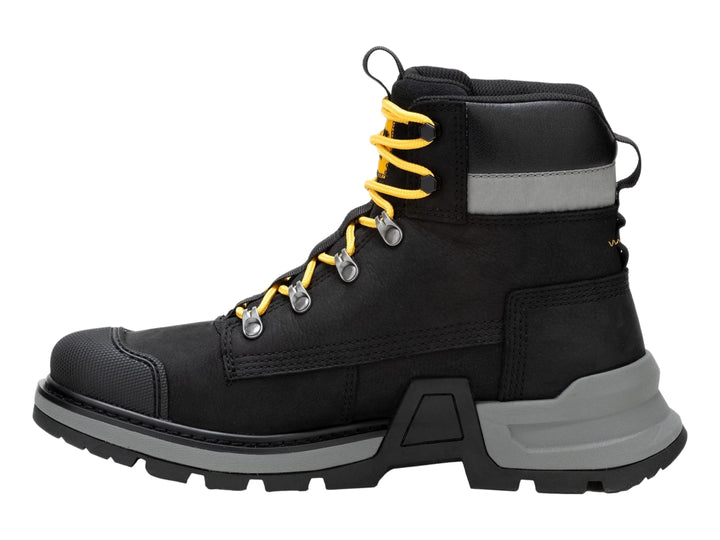 Bota Caterpillar de cuero color negro con suela gris y cordones amarillos.