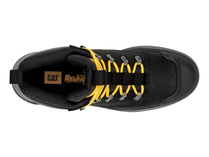 Bota Caterpillar de cuero color negro con suela gris y cordones amarillos.