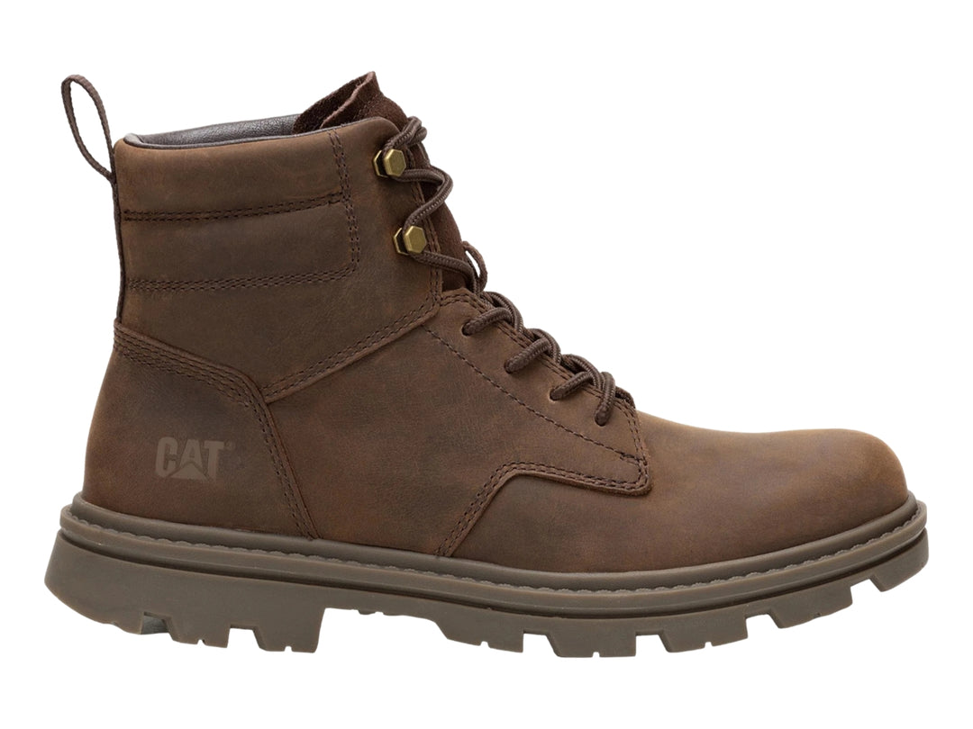 Bota Caterpillar de cuero marrón oscuro con suela robusta y cordones, estilo industrial.