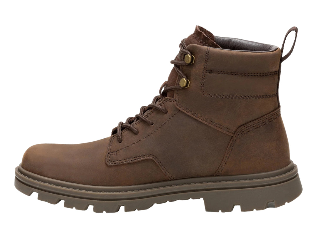 Bota Caterpillar de cuero marrón oscuro con suela robusta y cordones, estilo industrial.