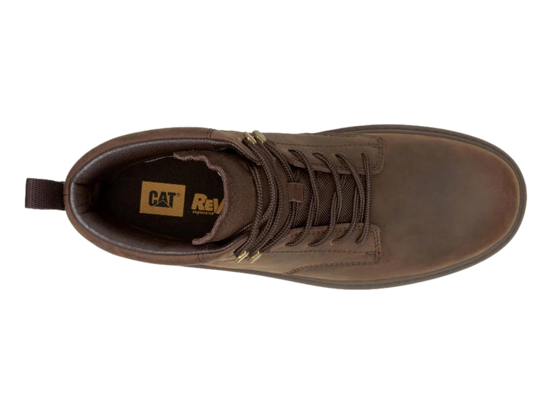 Bota Caterpillar de cuero marrón oscuro con suela robusta y cordones, estilo industrial.