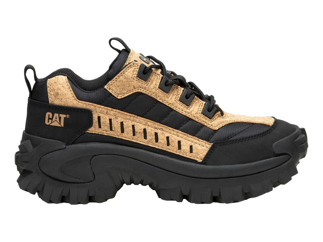Tenis Caterpillar color negro y beige con detalles de corcho y suela robusta.