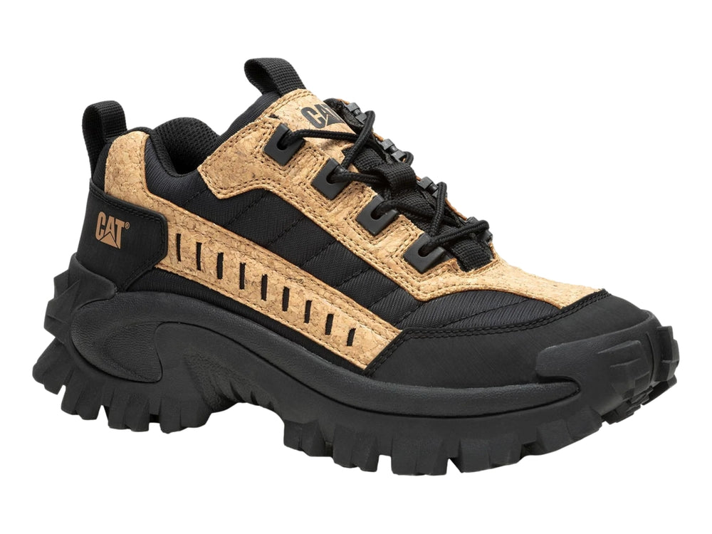 Tenis Caterpillar color negro y beige con detalles de corcho y suela robusta.