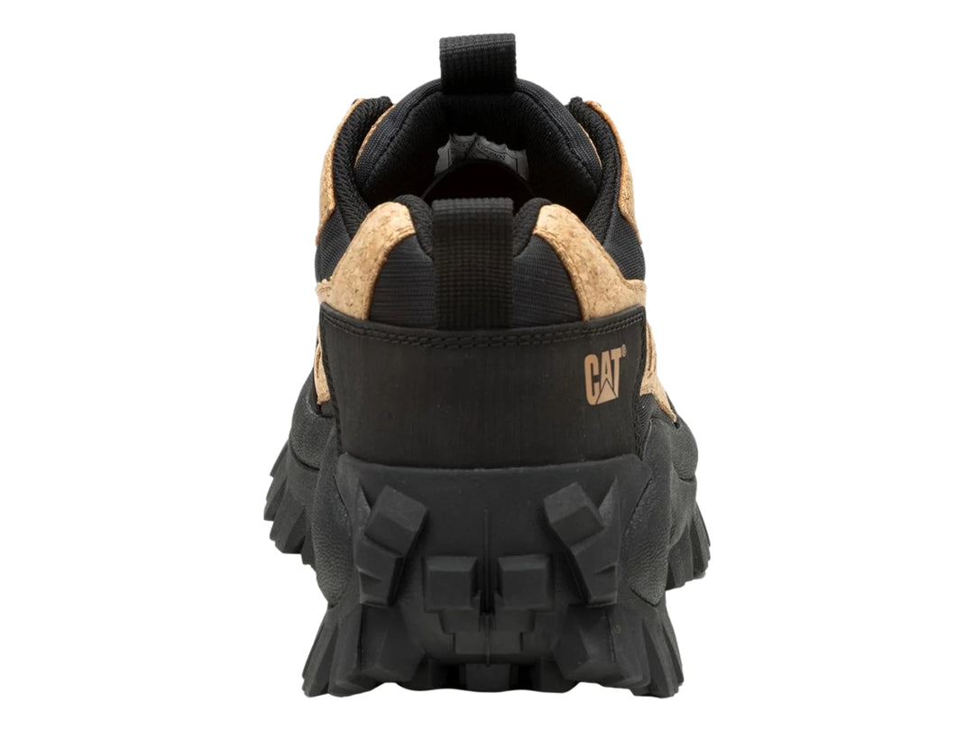 Tenis Caterpillar color negro y beige con detalles de corcho y suela robusta.