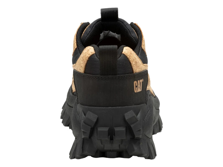 Tenis Caterpillar color negro y beige con detalles de corcho y suela robusta.