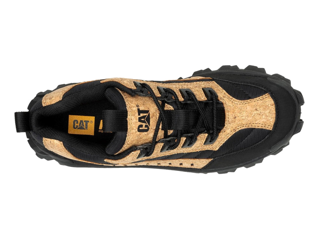Tenis Caterpillar color negro y beige con detalles de corcho y suela robusta.