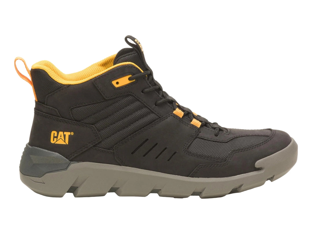Zapato deportivo Caterpillar negro de corte medio con detalles amarillos y suela robusta.