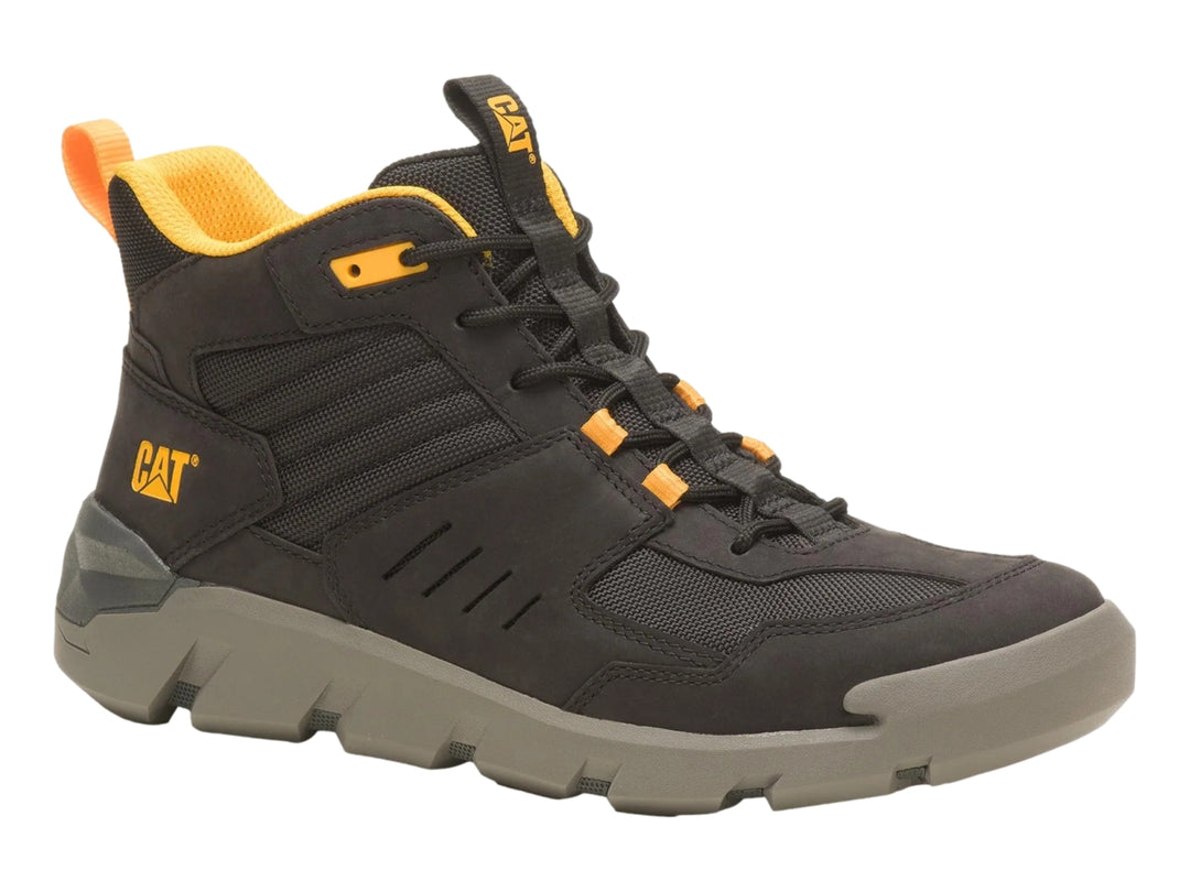 Zapato deportivo Caterpillar negro de corte medio con detalles amarillos y suela robusta.