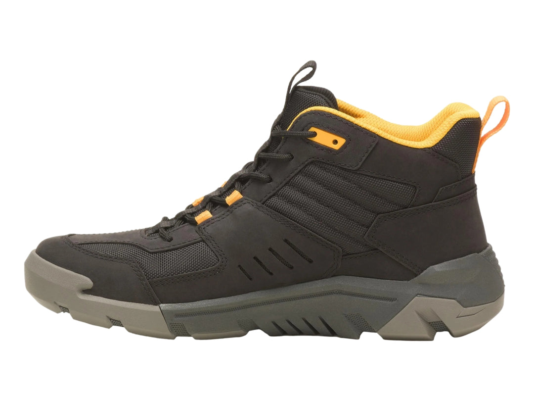 Zapato deportivo Caterpillar negro de corte medio con detalles amarillos y suela robusta.