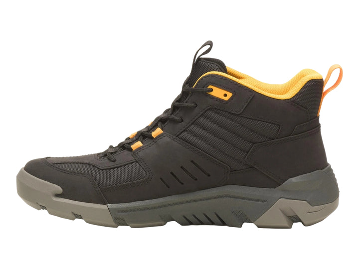 Zapato deportivo Caterpillar negro de corte medio con detalles amarillos y suela robusta.