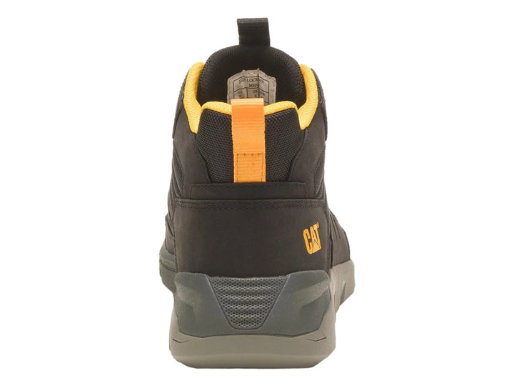 Zapato deportivo Caterpillar negro de corte medio con detalles amarillos y suela robusta.